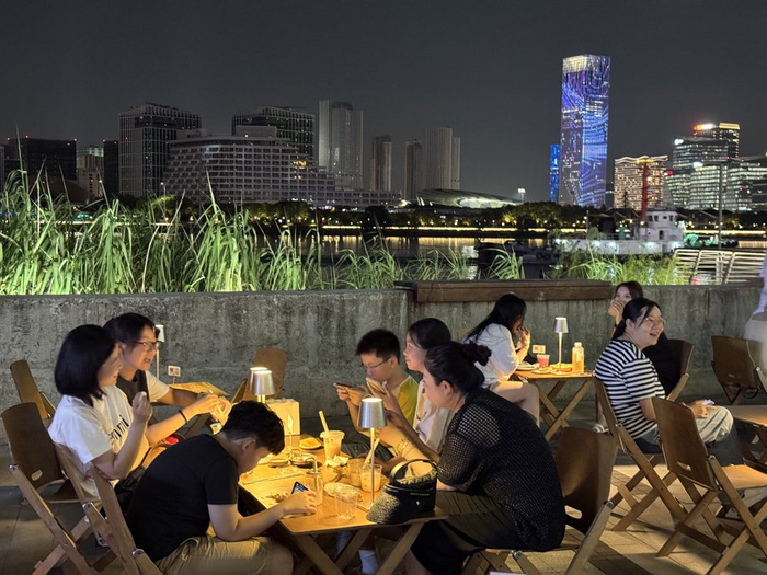 西岸梦中心夜间沿江外摆区域吸引一众市民游客。