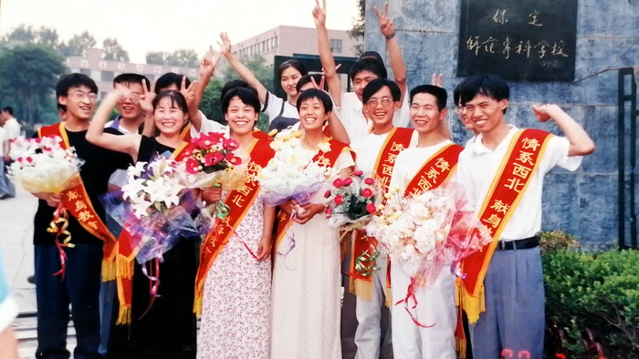 保定学院2000年首批赴疆任教的老师（央广网发  保定学院供图）