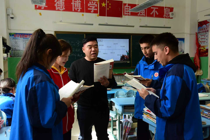   辛忠起认真辅导学生们（央广网发  保定学院供图）