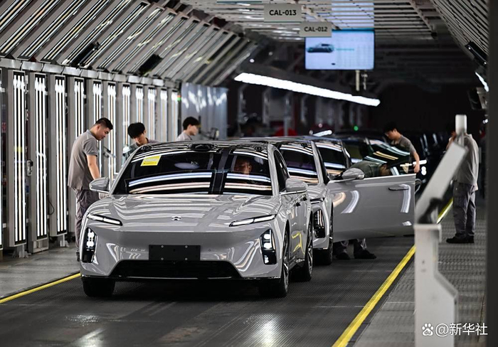 2025年7月1日在合肥市新桥智能电动汽车产业园蔚来第二工厂拍摄的新能源汽车生产线。新华社记者 周牧 摄