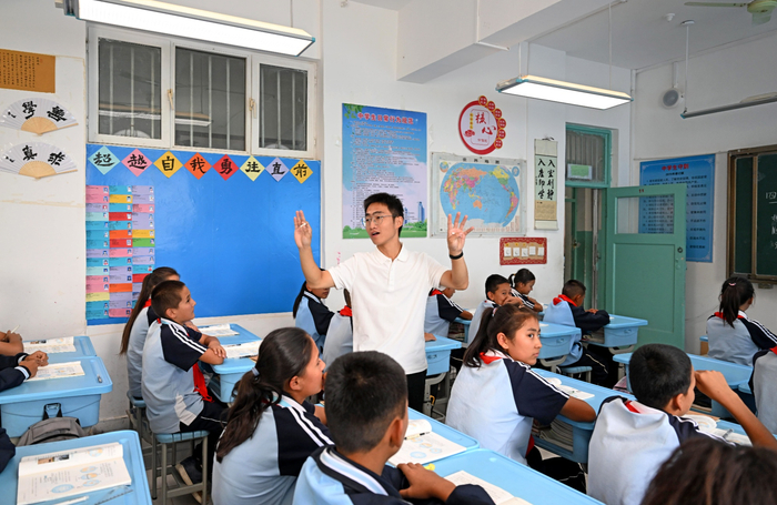 张小威给学生们上课（央广网发  保定学院供图）