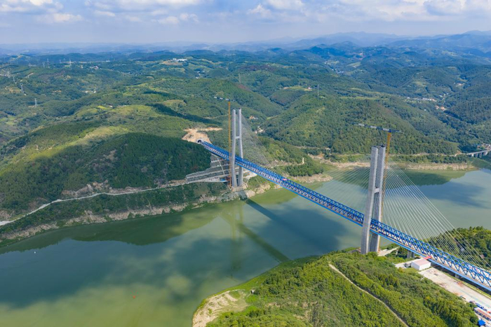 西安至十堰高速铁路汉江特大桥钢桁梁8月18日实现合龙。（受访单位供图）