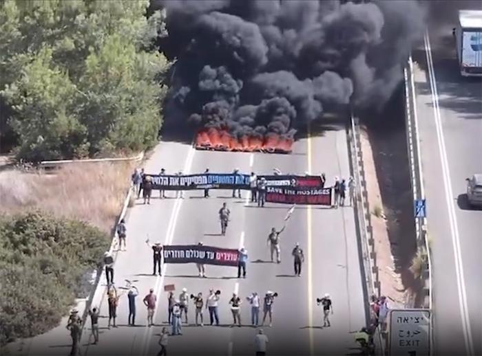 抗议者封锁了连接特拉维夫和耶路撒冷的1号公路。 视频截图