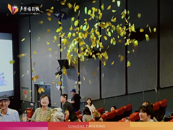 《捕风追影》活动场落下“黄金树叶雨”
