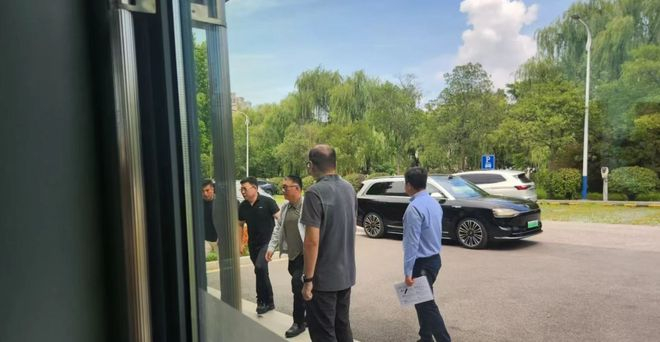 ▲余承东（左二）与贾健旭（左三）在一同出现（图源网络）
