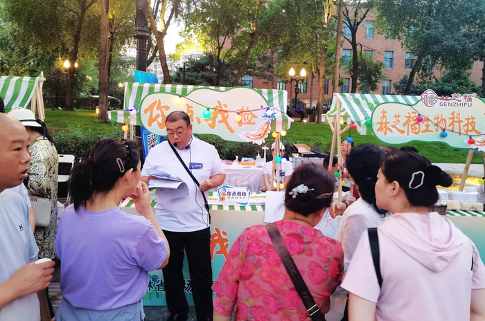 向消费者宣传“你点我检•餐饮外卖”抽检活动。边策/摄