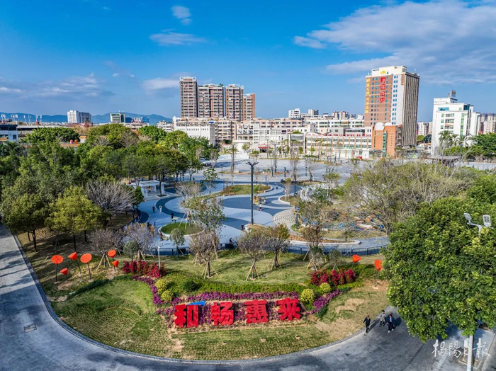 市民在文化公园划定区域内健身、阅读等活动，守规的身影如同跳动的文明符号。