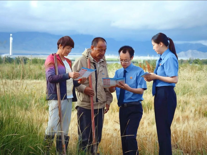 2024年6月，浙江省杭州市上城区检察院援青干部李昀昊（右二）与青海省德令哈市检察院干警开展法治宣传活动。（张立军摄）