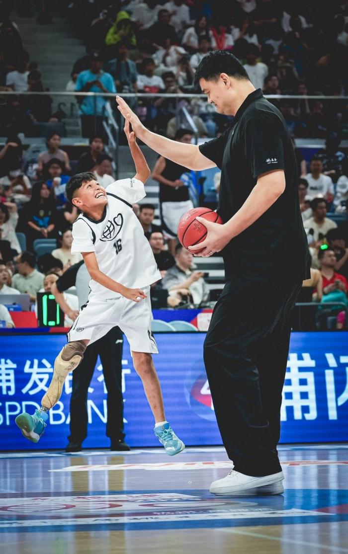 图说：姚明赠予麦麦提签名篮球