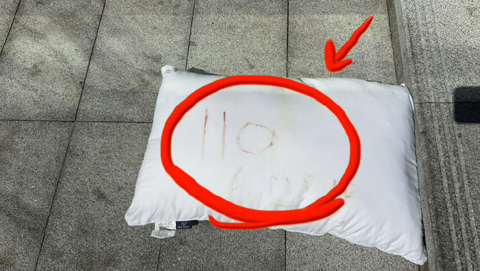 周女士抛下的血书枕 图据警方