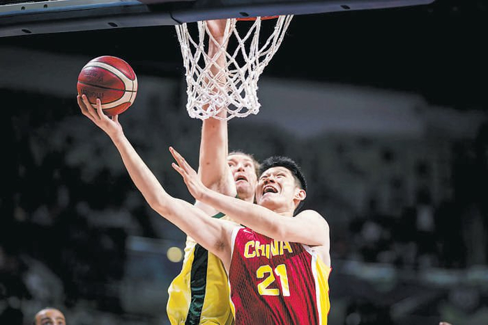 　　中国队胡金秋（右）在比赛中进攻 FIBA供图