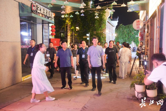 全国新闻网媒总编调研黄石未苏湾。记者彭年 摄