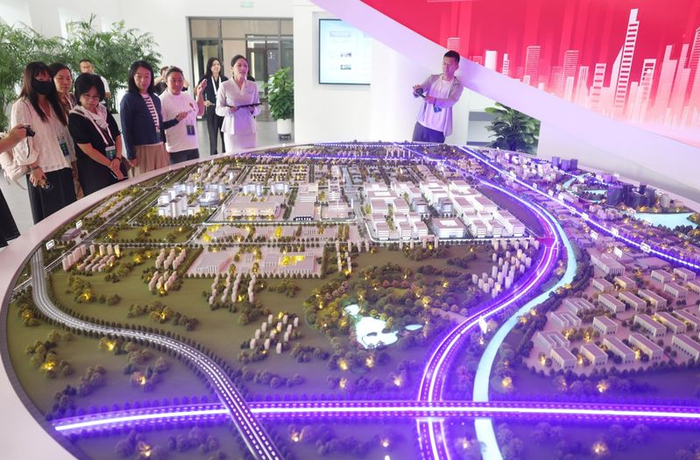 媒体参观北京亦庄综合保税区沙盘。新京报记者 李木易 摄
