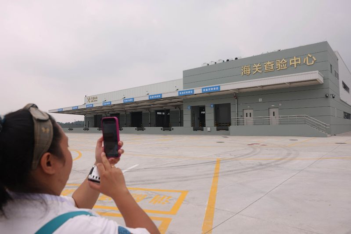 媒体参观海关查验中心。新京报记者 李木易 摄