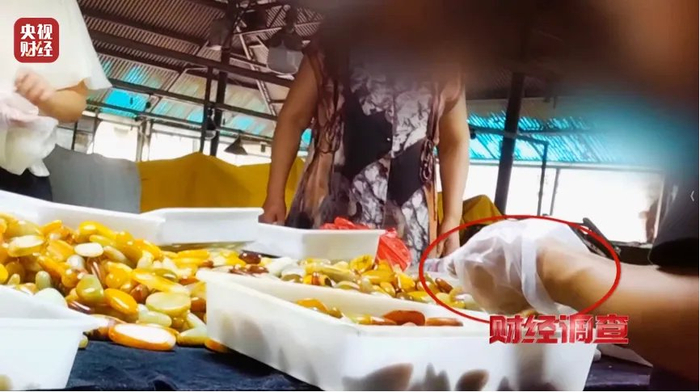 ▲用化学药剂染色的假籽料。图/央视财经视频截图
