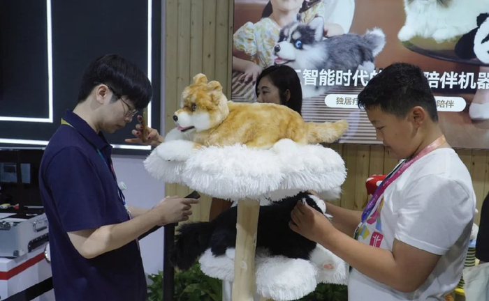 图为参展观众正在抚摸仿真宠物。 唐 瑞 摄