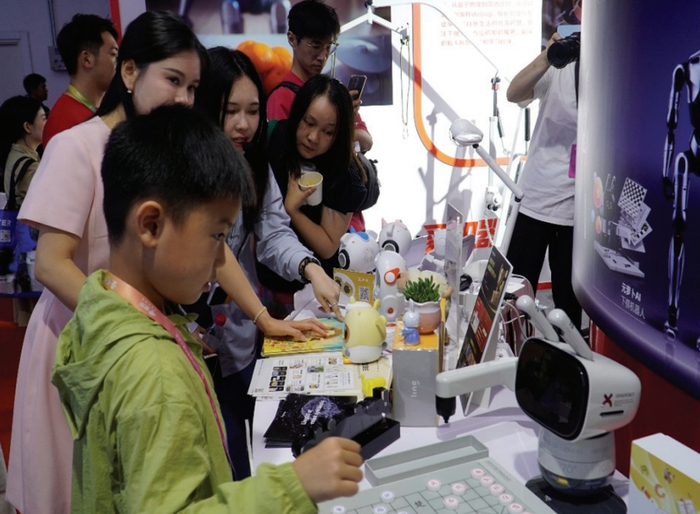 图为小朋友在体验内置AI的陪伴产品。唐 瑞 摄