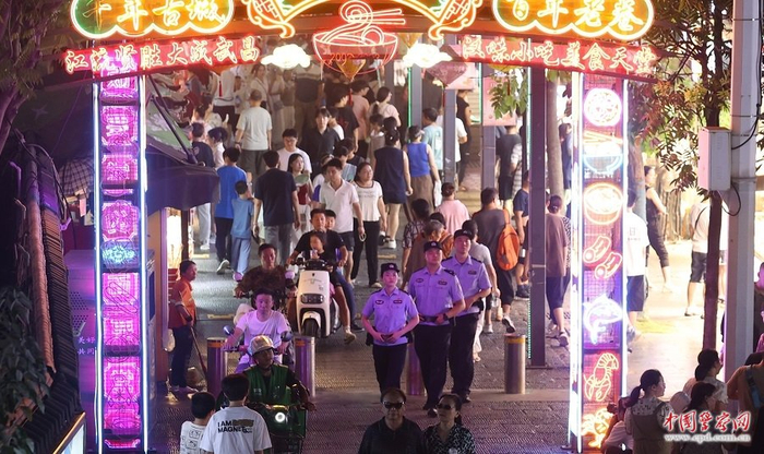 近日，湖北省武汉市公安局武昌区分局中华路派出所民警辅警在辖区夜市巡逻。孙逊 摄