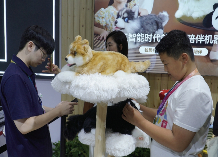 图为参展观众正在抚摸仿真宠物。 唐 瑞 摄