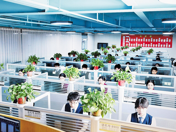     7月29日，河北轨道运输职业技术学院学生在学校实训基地内的铁路12306客服中心提供话务服务。曹 可摄