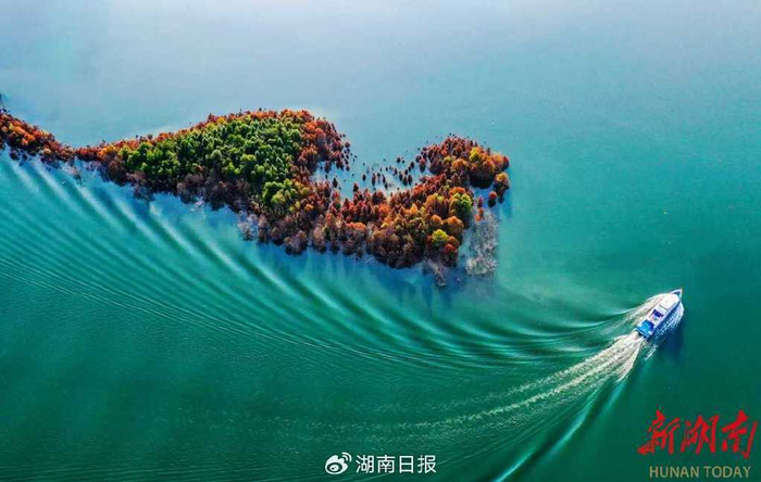 游轮在涔天河水库航行。蒋克青 摄