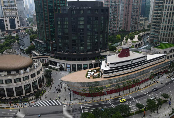 这是在上海南京西路商圈兴业太古汇亮相的轮船造型大楼外景。新华社记者方喆 摄
