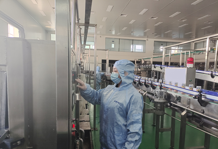 工人正在承德宇航人高山植物应用技术有限责任公司操作设备生产。