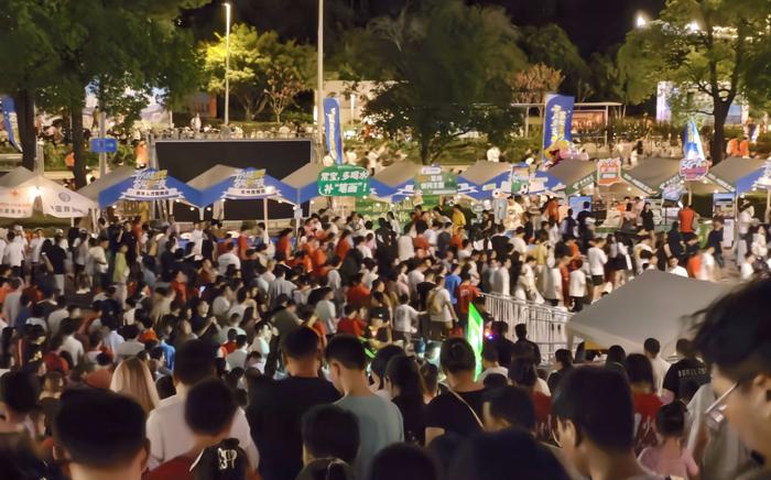 球场外的夜市摊热闹非凡。中国经济网宋雅静/摄