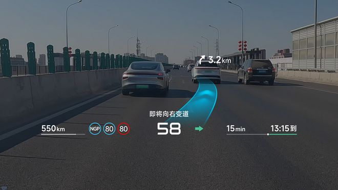 小鹏"追光全景"AR-HUD，图源小鹏汽车官微