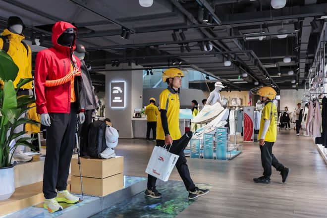 “随时随地闪购，运动装备30分钟达”成为一种生活方式。摄影/亦可