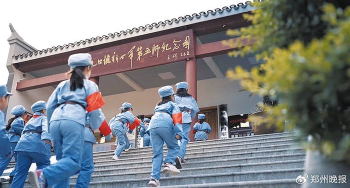 学生参观五师纪念园