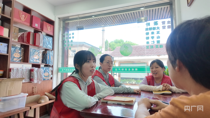 谢莹（左一）和其他志愿者走访商户（央广网记者 赵家慧 摄）