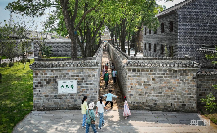 游客到六尺巷参观，感受“礼让”文化魅力（央广网发 吴菲 摄）