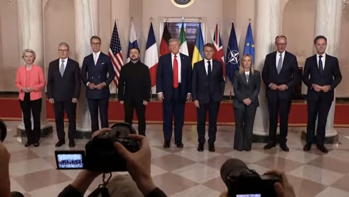 △特朗普與到訪的多位歐洲領(lǐng)導(dǎo)人合影