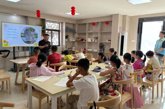 张耘在社区活动室给孩子们讲六尺巷的典故（央广网发 叶爽 摄）
