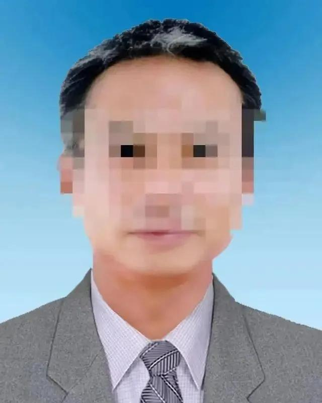 王某平生前的证件照
