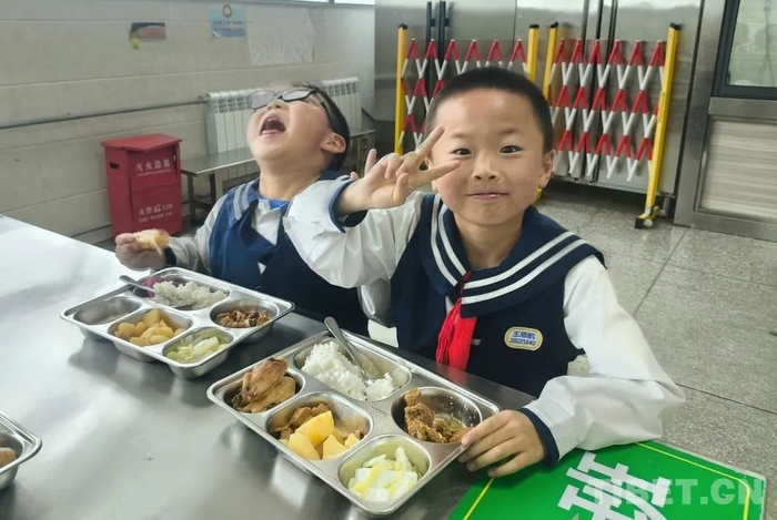 图为拉萨市第一小学学生享用免费营养餐　摄影：赵钊