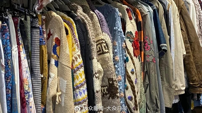 （古着店内挂着商家四处淘来的衣服）