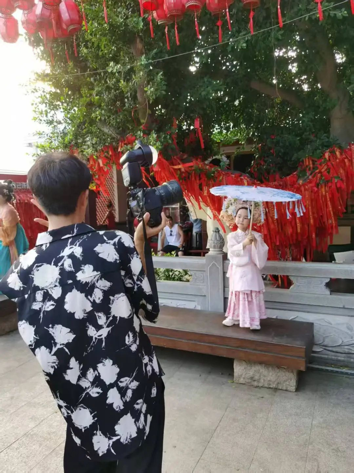 旅拍师正在为游客拍照。