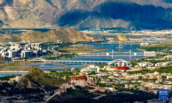 图为7月30日拍摄的拉萨河风光，由近及远分别是连心桥、柳梧大桥、和美桥和青藏铁路拉萨河特大桥。新华社记者 姜帆 摄