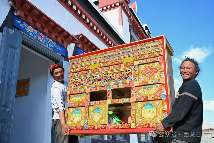 图为西藏定日县措果乡野江村村民在“定日6.8级地震灾后恢复重建民房首批入住仪式”后往新房搬家具。记者 平措次仁 摄