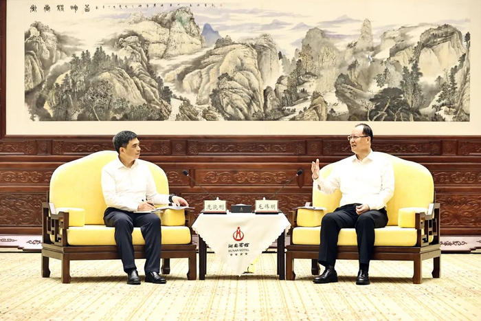 ▲毛伟明与庞骁刚交流。