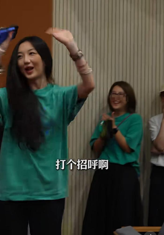 和大家大方打招呼的李嫣
