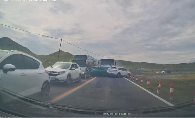 ▲行车记录仪拍下撞击瞬间（图片来源：受访者供图）