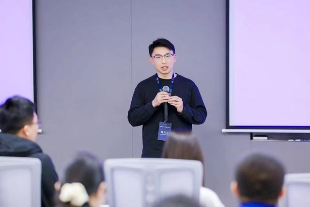 大象机器人CMO陈昊天（企业供图）