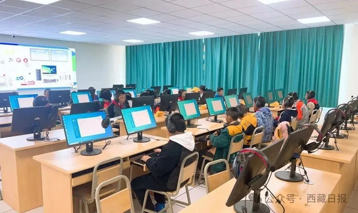 图为2024年，那曲市色尼区第二小学学生在学习计算机知识。（资料图）