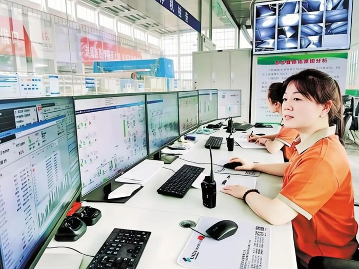 8月11日，在柏乡县河北锦宝石集团车间，工作人员通过系统实时跟踪造纸生产线关键参数。河北日报记者吕若汐摄