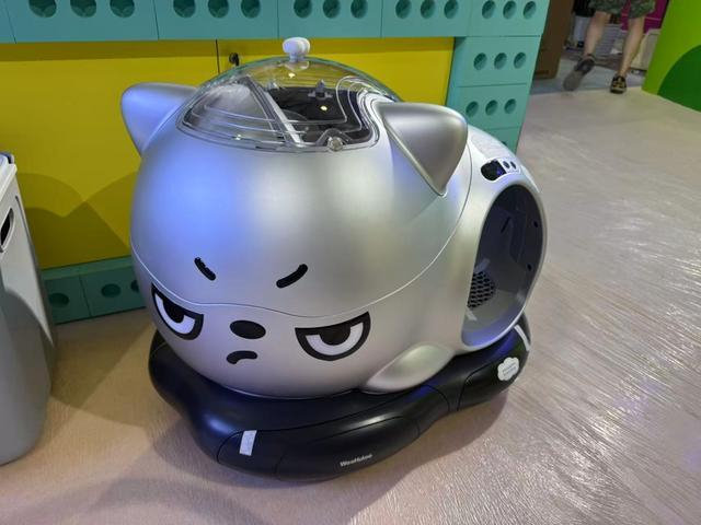 亚宠展现场的一款智能猫砂盆。叶宇摄