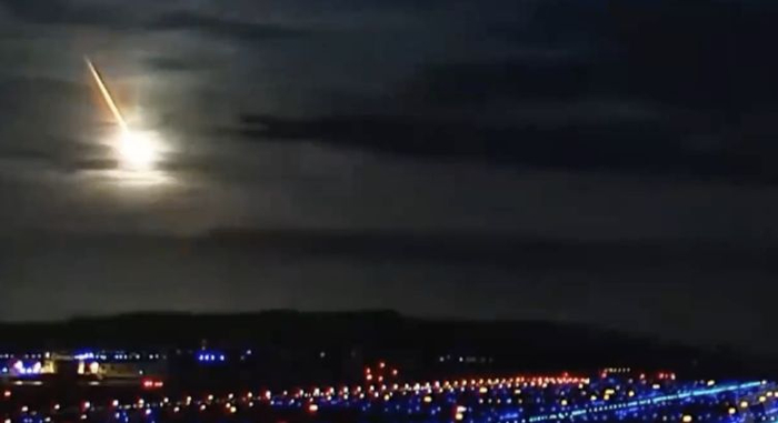 19日晚间，日本多地都观测到神秘“光球”。 央视新闻客户端视频截图