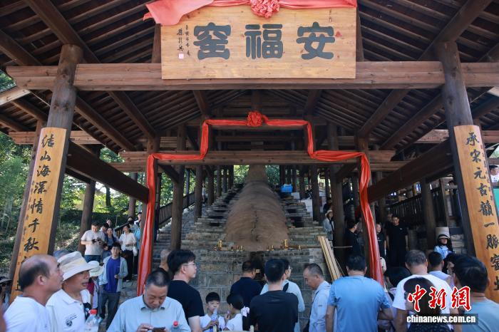 　　8月16日，传统龙窑开窑现场游客众多。傅飞扬 摄